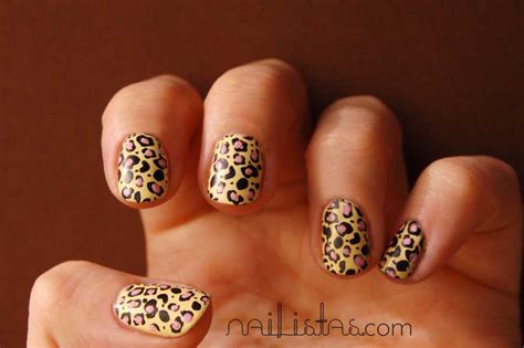 Uñas con estampado de leopardo o leopard print nails .